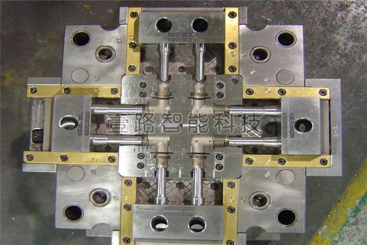 塑料注塑模具的復(fù)雜程度不同，其滑動部分有多少之分若滑動部分發(fā)生卡死現(xiàn)象，會直接導(dǎo)致不能正常開模